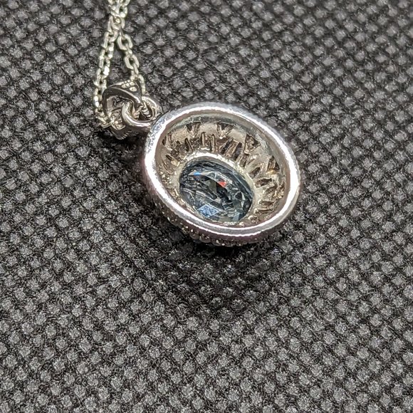 Interestingly set sky blue topaz in .925 sterling - Picture 3 of 3